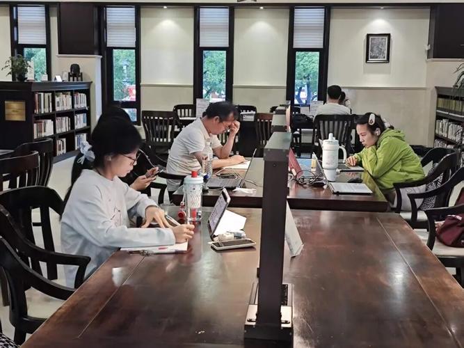 夜读灯火 图书馆延时服务，点亮城市下班后的精神栖息地